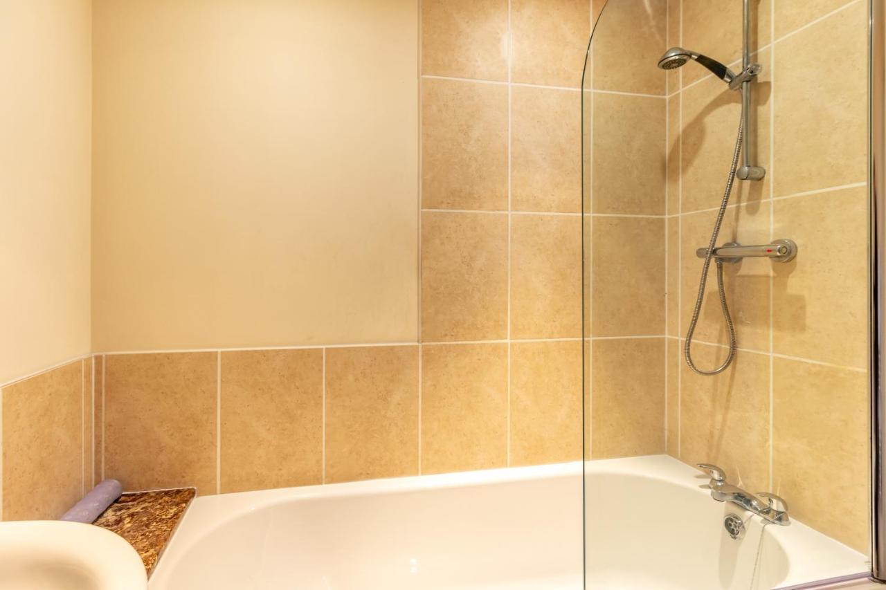 Host & Stay - Hillbrook House Apartment Грейт Малвърн Екстериор снимка
